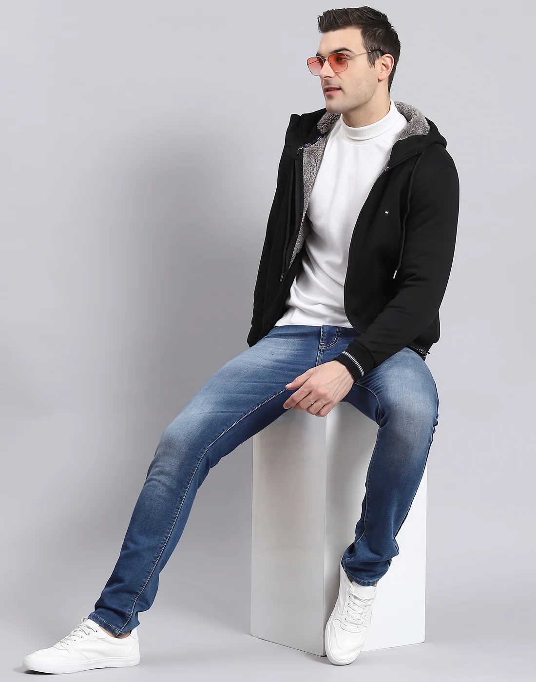 Men Black Solid Hooded Full Sleeve Sweatshirt