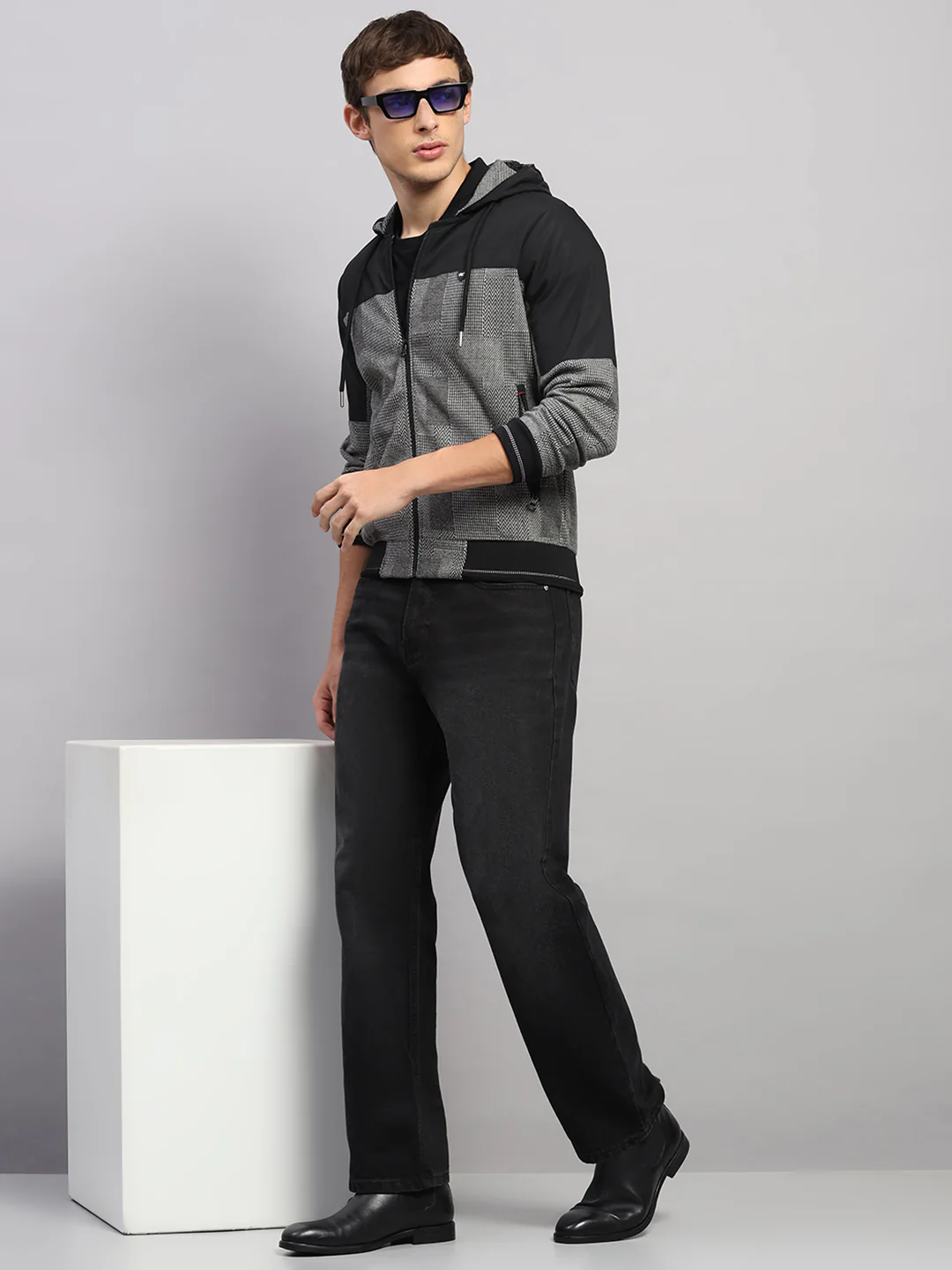 Men Black Solid Hooded Full Sleeve Sweatshirt - Image 2