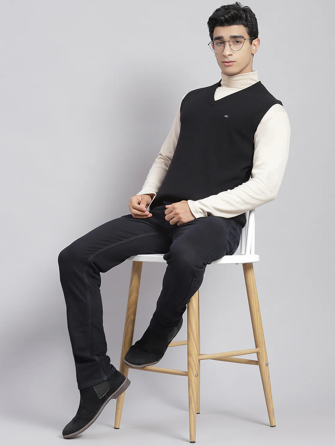 Men Black Solid V Neck Sleeveless Sweaters/Pullovers