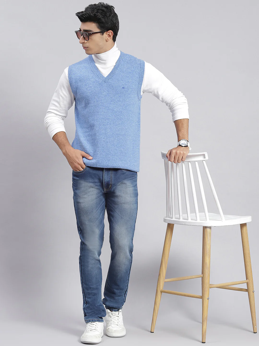 Men Blue Solid V Neck Sleeveless Sweaters/Pullovers - Image 2