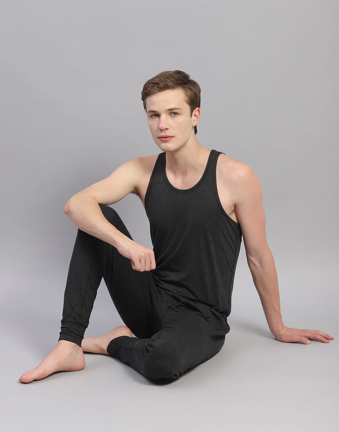 Men Grey Solid Round Neck Sleeveless Thermal Vest