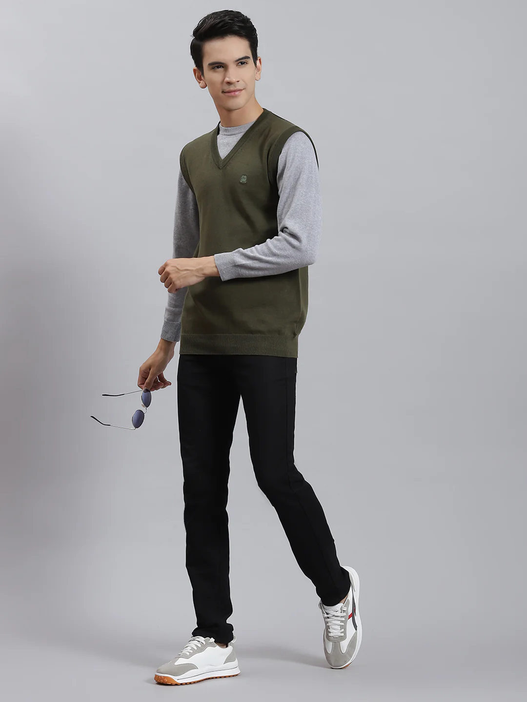 Men Olive Solid V Neck Sleeveless Sweaters/Pullovers